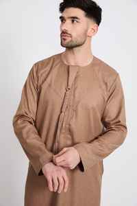 Nuevo diseño Al Haramain Jubba Luxury Winter Thobe para hombres Arabia Saudita Heavy Thobe grueso con estilo modesto Tallas grandes Característica - Product Image 6
