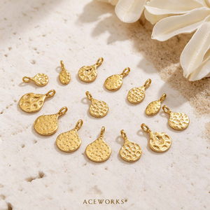 Pendentif pour femme tendance, fait main, en cuivre et acier inoxydable, plaqué or 18K PVD, avec breloque martelée et disque texturé organique - Product Image 2