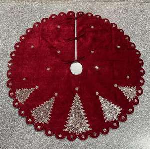 Elegante falda de árbol de Navidad de vacaciones hecha a mano con cuentas Premium diseñada para impresionar a los invitados y familiares por igual esta temporada - Product Image 1