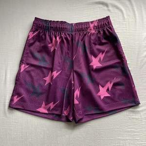 กางเกงบาสเก็ตบอลตาข่ายขายส่ง ปักโลโก้ได้ ความยาวขาใน 5 นิ้ว สไตล์สตรีทแวร์ พิมพ์ลายกราฟิกตามสั่ง ออกแบบโดยดีไซเนอร์ กางเกงตาข่ายผู้ชายสั่งทำพิเศษ - Product Image 2