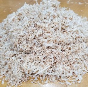 Copeaux de bois de pin séchés, litière brute pour animaux et matière première pour l'alimentation animale - Product Image 5