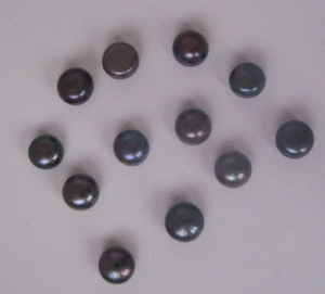 Perle grise de luxe de 10 mm, pierre synthétique de laboratoire pour bijoux, polie avec effets optiques légers, certifiée IGI - Product Image 1