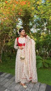 Ensemble de costume Anarkali imprimé crème de luxe Unity avec dupatta et veste contrastée en tissu de soie mélangée douce - Product Image 2