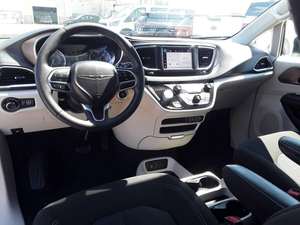 Chrysler Voyager LX Fleet 4 portes minivan 2023 d'occasion en excellent état - Product Image 2