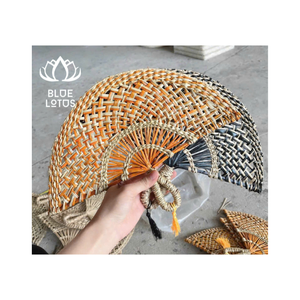 Éventail Vintage fait à la main variété de couleurs jonc de mer articles traditionnel vietnamien jonc de mer tissé éventail polyvalent écologique artisanat maison - Product Image 1