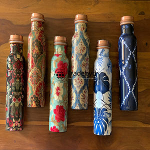 Elegante botella de cobre con enfoque de bienestar diseñada para regalos de yoga en casa e hidratación Tradebyd - Product Image 3