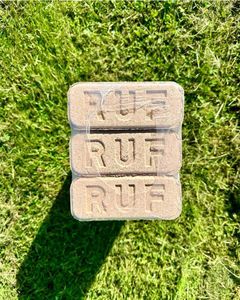 Certifié Premium 15kg Briquettes de bois de sapin blanc Granulés de sciure et de poudre en commandes en gros-1000 tonnes. - Product Image 1