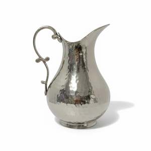 Jarra de Aluminio Vintage Forjada a Mano con Diseño Curvo y Construcción Metálica Resistente - Product Image 3