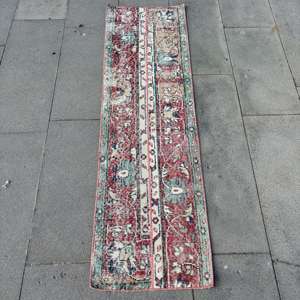 Alfombra Turca de 1.4x5.1 pies, Alfombra Vintage, Alfombra de Lana con Parches Rojos y Azules - Product Image 1