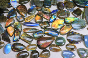 ล็อตพลอยลาบราดอไรต์ทรงหลังเบี้ยธรรมชาติ หลายสี ประกายสวยงาม - Product Image 2