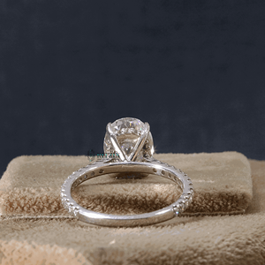 แหวนหมั้นโรสโกลด์ทรงน่ารักประดับเพชรโมอิสซาไนต์ทรงรีและทรงกลม 2.25 กะรัต พร้อมวงแหวนซ่อนแบบ Halo และประดับด้วยเพชรแบบ Prong Set สำหรับเธอ - Product Image 3