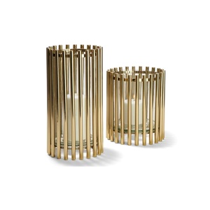 Juego de candelabros Scarlett Gold de dos candelabros elegantes hechos a mano con materiales de alta calidad Variedad de diseños Complemento - Product Image 2