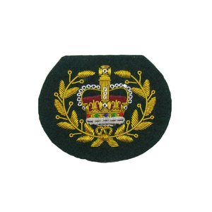 Insignia de corona bordada a mano con hilo metálico en forma de corona sobre fondo verde, la más vendida para gorras y accesorios de uniforme. - Product Image 1