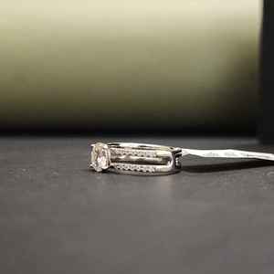 Nuevo Anillo de Compromiso Elegante de Doble Banda con Moissanita de Corte Redondo y Engaste Pavé en Oro Sólido de 18K, Certificado IGI, Estilo Moderno - Product Image 2