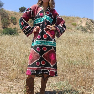 Robe trapèze mi-longue en jersey de coton respirant, écologique, avec un magnifique motif géométrique et une broderie à la main détaillée et élaborée. Taille - Product Image 1