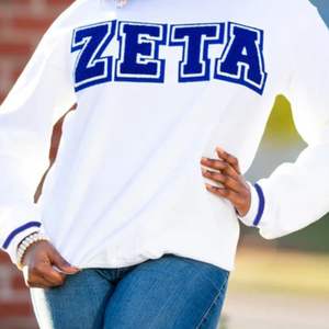 Sudadera Vintage Blanca Zeta Varsity con Algodón Suave y Letras de Chenilla para Miembros DE LA Hermandad Elegante Ropa Griega - Product Image 4