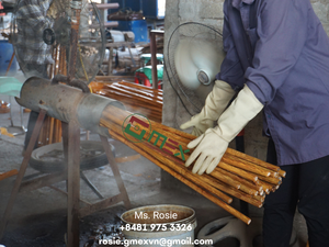 Bâtons de bois d'usine en gros bâtons de manche de balai bruts et enduits de PVC 100% bâton de vadrouille d'eucalyptus - Product Image 3