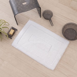 M + Home Premier Modern American Bath Mat Alta calidad Beige/Blanco 5585cm Poliéster altamente absorbente Japón para uso en el baño - Product Image 1