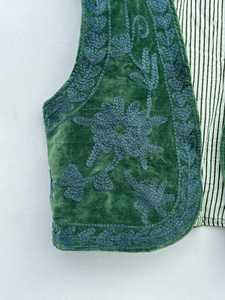 Chaleco de terciopelo estilo boho Suzani, chaqueta sin mangas con bordado floral a mano, chaqueta de invierno, atuendo navideño, chaqueta étnica sin mangas - Product Image 4