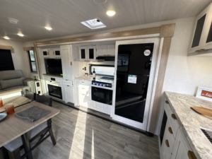 Vente de caravanes de voyage légères d'occasion 2025 EAST to WEST Longitude 310RL avec capacité de couchage pour 6 personnes, destinées à l'exportation - Product Image 2