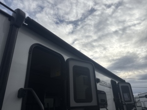 Caravane de voyage légère et moderne Forest River RVs Flagstaff Micro Lite 22FBS, modèle 2022-2024, d'occasion et en bon état, à vendre - Product Image 2