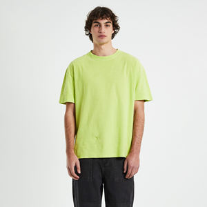 T-shirt pour homme surdimensionné, haut décontracté moderne, avec une structure à coupe décontractée offrant une sensation de tissu doux et un confort quotidien - Product Image 4