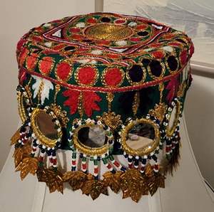 Casquette traditionnelle afghane Kuchi pour femme, brodée à la main, ornée de perles colorées, de strass en cristal et de pièces de monnaie tribales en acier inoxydable, pour les fêtes - Product Image 2