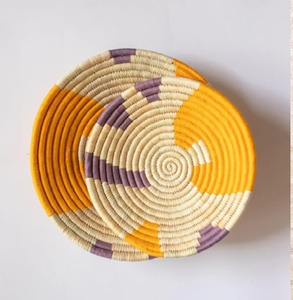 Assiette murale en herbe moonj tissée à la main en orange et naturelle avec un motif sunburst. Disponible aux prix de gros. - Product Image 2