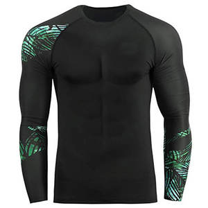 Vente en gros Rashguard à manches courtes pour hommes en polyester vierge personnalisé imprimé par sublimation respirant et maximisant l'usure - Product Image 4
