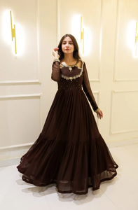 ชุดอนาร์กาลีสีน้ำตาลเข้ม ประดับด้วยงานฝีมือแบบอินเดียและปากีสถาน - Product Image 3