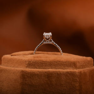 Anillo de compromiso de ajuste de pavé de oro blanco de 14KT con diamante cultivado en laboratorio de corte esmeralda de 1,5 CT, nuevo anillo de estilo clásico para niña - Product Image 6