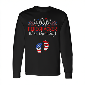 Maglietta a maniche lunghe per la gravidanza del 4 luglio con stampa 'A Little Firecracker Is on the Way' - Maglietta promozionale - Product Image 2