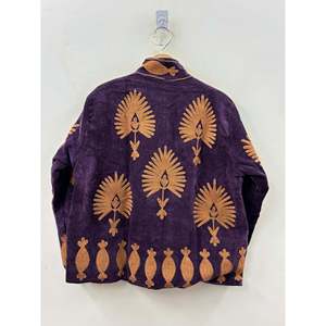 Colección Otoño: Chaqueta de Terciopelo Amethyst Darbar Bordada a Mano en Violeta Intenso y Dorado Azafrán con Diseño Suzani - Product Image 1