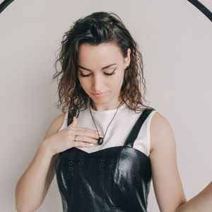 Colgante de Shungita en forma de gota pulida de 0.6*1 pulgadas (15*25 mm) - Product Image 1