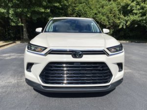 Limpio de segunda mano 2024 Toyo_ta Grand Highlander XLE AWD - Product Image 2