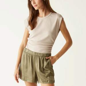 Pantalones cortos de dormir de satén transpirables de lujo para mujer: ultrasuaves y cómodos para la noche, disponibles en delicados pasteles - Product Image 1