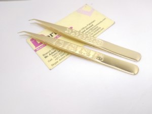 Pince à cils personnalisable avec poignée motif papillon, en acier inoxydable plaqué or, à pointe inclinée à 45 degrés et pointue - Product Image 4