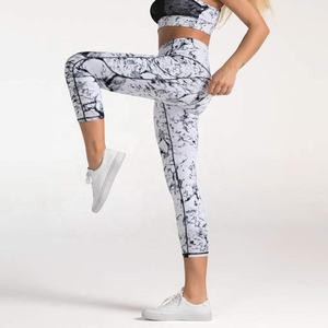 กางเกงโยคะทรงแคปรีเอวกลางสำหรับผู้หญิง เนื้อผ้าระบายอากาศ นุ่มดุจเนย ผ้าสองชั้นขัดเงา 92% โพลีเอสเตอร์ 8% สแปนเด็กซ์ สีพื้นแบบกำหนดเอง - Product Image 5