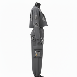 ชุดเซ็ตเสื้อครอปสเวตเชิ้ตผ้าฟลีซคอตตอนโพลีเอสเตอร์พรีเมียม 320 GSM และกางเกงจ็อกเกอร์คาร์โก้ สีเทา ปักโลโก้ สำหรับผู้หญิง - Product Image 4