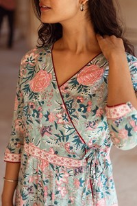Nouvelle robe courte Lilamrita Vintage Anarkali Wrap Mini A-Line en nylon/coton à fleurs bleu rose |   Ceinture naturelle artisanale et éthique - Product Image 4
