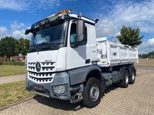 Camion à benne basculante Mercedes Benz Arocs 2845 d'occasion, 6x4, conduite à gauche, Euro 4, diesel, pour le transport de chantier - Product Image 3