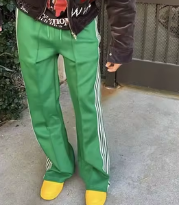 Pantalon évasé pour hommes avec broderie de logo personnalisé Pantalon de survêtement de style de rue à taille élastique et à rayures latérales - Product Image 3