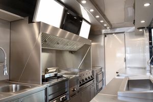 Camion de nourriture abordable de qualité supérieure à vendre avec des équipements de cuisine modernes et un intérieur spacieux entreprise de restauration mobile parfaite - Product Image 3