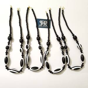 Collier statement en perles de résine noire et blanche, modèle Angel, fait à la main, finition en résine brillante, léger, long, pour femmes - Product Image 2