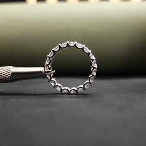 Bague Éternité Élégante en Argent Sterling 925 et Acier Inoxydable avec Diamants, Style Unique, Tendance, Unisexe, Certifiée IGI, pour Usage Quotidien - Product Image 5