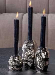 Un candelabro decorativo de hierro en color blanco, diseñado para la decoración del hogar - Product Image 5