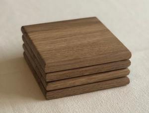 Posavasos de madera de nogal aislados respetuosos con el medio ambiente al por mayor, tazas cuadradas de resina epoxi para bebidas, alfombrillas con logotipo grabado para café y cerveza - Product Image 6