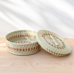 Boîtes de rangement à couvercle en paille de raphia Boîte cadeau ronde circulaire écologique avec poignée pour femmes et hommes - Product Image 2