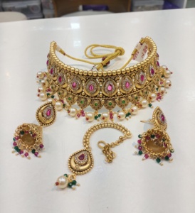 ENSEMBLE DE BIJOUX INDIENS TRADITIONNELS ET À LA MODE EN CUIVRE ENSEMBLE DE BIJOUX DE MARIAGE POUR FEMMES BOUCLES D'OREILLES ET COLLIER - Product Image 1