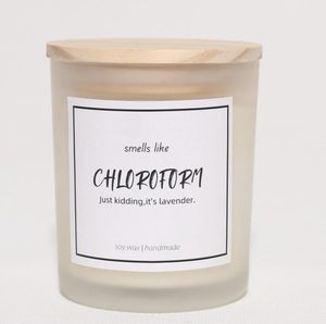 Bougie artisanale parfumée à la lavande dans un bocal en verre, cire de soja naturelle, huiles essentielles, merchandising True Crime pour femmes, fans de criminels en série et de criminalité. - Product Image 1